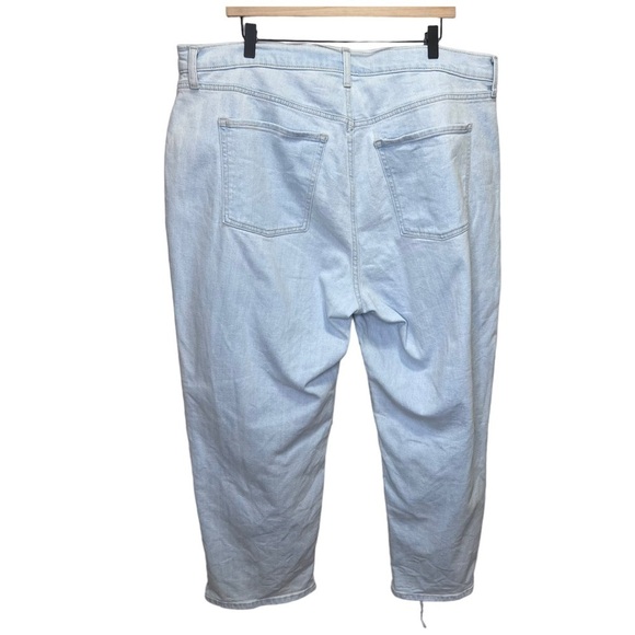Old Navy Curvy Extra High-Waisted Button-Fly Sky-Hi Straight Cut-Off Jeans 20 - Picture 11 of 13